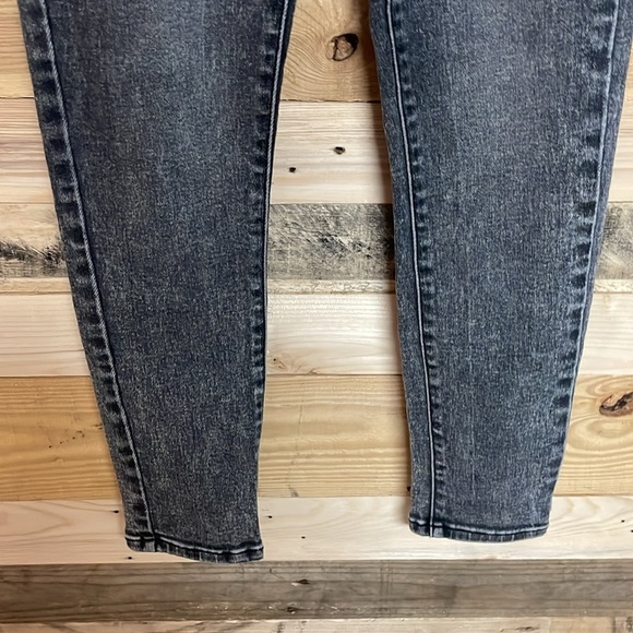 KanCan size 9/28 Gray Color Skinny Jeans with Tapered Leg and Mineral Wash Fade - Picture 5 of 11